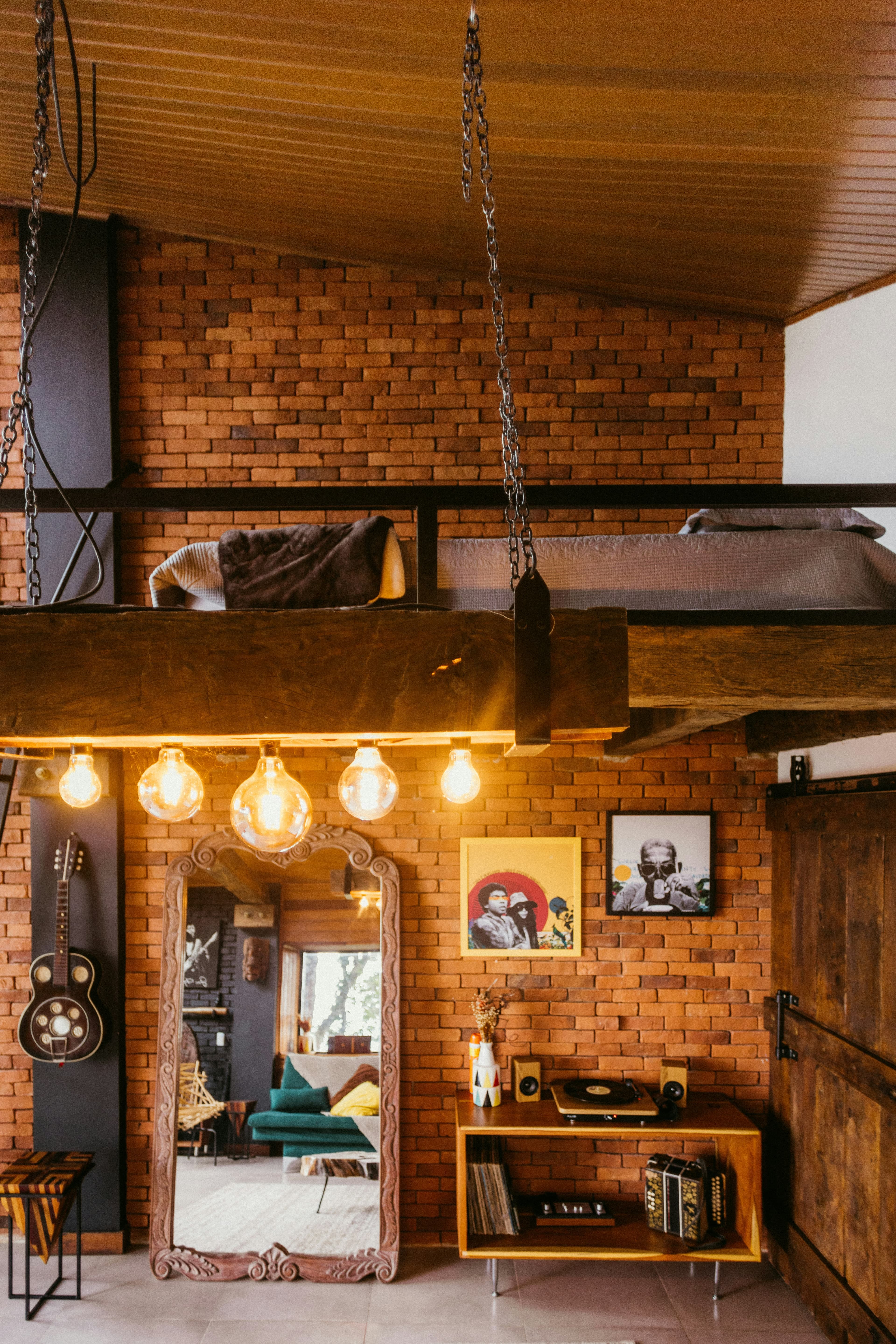 Ipari stílusú loft látszó téglafallal